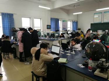 学长们正在逐一考评同学们完成寒假研学内容时的情景